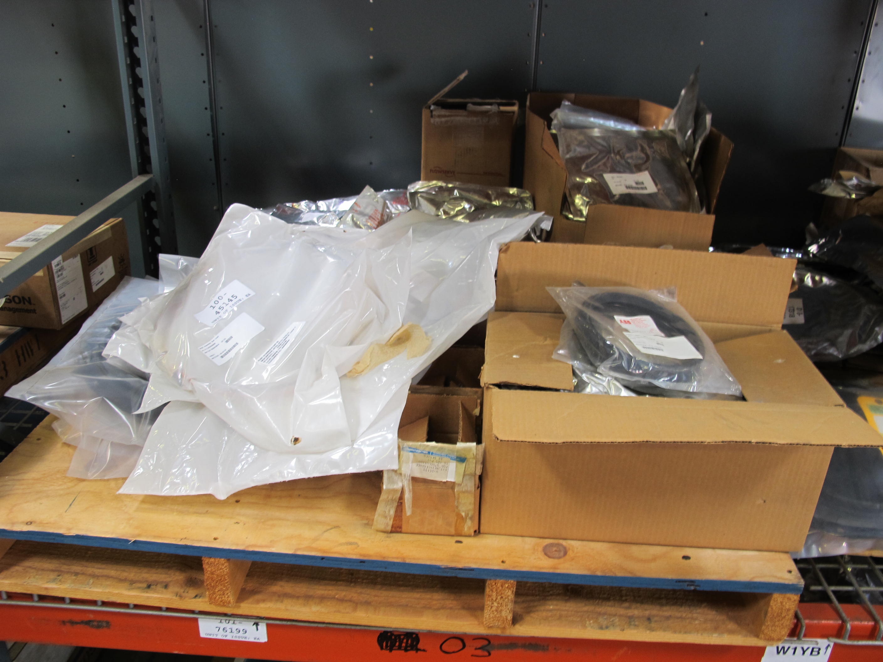 LOT TO INCLUDE: OIL SEALS, TANK GLASS FLANGE, GEN. SEALS, ACTUATOR DIAPHRAGM, ETC.. LOADING & HANDLING FEE $30-4165